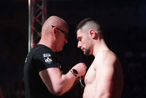 Osijek, 07. 12. 2024, Velika dvorana Gradaski vrt, GOLDEN FIGHT 7, kickboxing, MMA; Muay Thai, boks, boks bez rukavica, Antonio Krajinović - Petar Ciovartanovići SNIMIO BRUNO JOBST