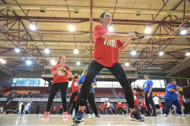 07.10.2017., Bjelovar - Raspolozena ekipa "Zivota na vagi" danas je dobro razgibala i umorila brojne Bjelovarcane koji su se odazvali zajednickoj tjelovjezbi u skolsko-sportsoj dvorani pod budnim okom trenera, medju ostalim i Marija Mlinarica. Photo: Damir Spehar/PIXSELL------x3