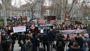 Zagreb, 21.02.2026. - Prosvjed protiv gradnje velikih peradarskih pogona u okolici Siska počeo je okupljanjem na Trgu kralja Tomislava otkud je prosvjedna povorka stigla na Zrinjevac. foto HINA/ Lana SLIVAR DOMINIĆ/ lsd