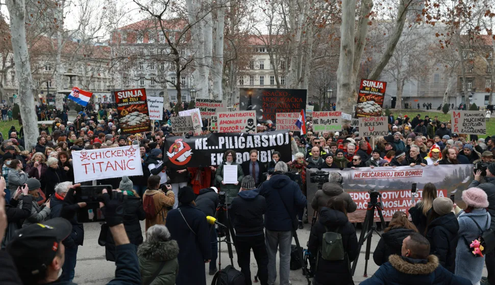 Zagreb, 21.02.2026. - Prosvjed protiv gradnje velikih peradarskih pogona u okolici Siska počeo je okupljanjem na Trgu kralja Tomislava otkud je prosvjedna povorka stigla na Zrinjevac. foto HINA/ Lana SLIVAR DOMINIĆ/ lsd
