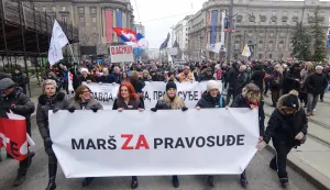 Beograd, 21.02.2026. - Suci, tužitelji i odvjetnici su na ulici zato &scaron;to kriminalci nisu u zatvoru već na vlasti, jedna je od poruka skupa "Mar&scaron; za pravosuđe" održanog u subotu u Beogradu, u valu prosvjeda protiv seta pravosudnih zakona za koje stručna javnost tvrdi da im je cilj izravna politička kontrola pravosudne vlasti. foto HINA/ FoNet/ Milica VUČKOVIĆ/ ml