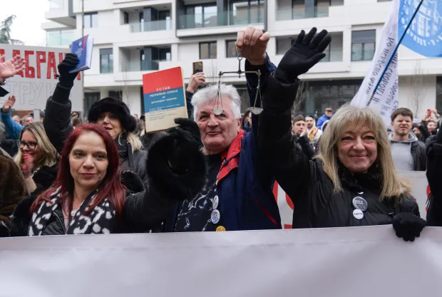 Beograd, 21.02.2026. - Suci, tužitelji i odvjetnici su na ulici zato &scaron;to kriminalci nisu u zatvoru već na vlasti, jedna je od poruka skupa "Mar&scaron; za pravosuđe" održanog u subotu u Beogradu, u valu prosvjeda protiv seta pravosudnih zakona za koje stručna javnost tvrdi da im je cilj izravna politička kontrola pravosudne vlasti. foto HINA/ FoNet/ Milica VUČKOVIĆ/ ml
