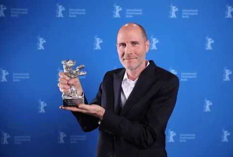 US director Lance Hammer poses during a photocall after winning the Silver Bear Jury Prize for the movie "Queen at Sea" at the 76th Berlinale, Europe's first major film festival of the year, in Berlin on February 21, 2026. The 76th Berlin Film Festival draws to a close after 10 days, with 22 films in competition. (Photo by Ronny HARTMANN/POOL/AFP)