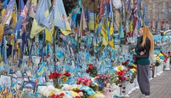 epa12485618 A woman reacts as she visits a makeshift memorial to fallen Ukrainian soldiers and international volunteers at Independence Square in downtown Kyiv, Ukraine, 27 October 2025, amid the ongoing Russian invasion. EPA/SERGEY DOLZHENKO