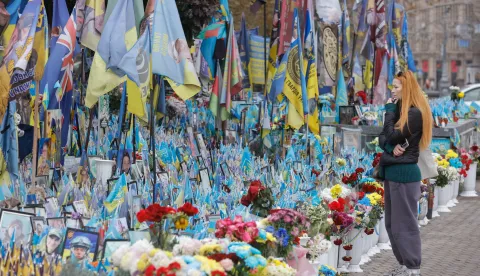 epa12485618 A woman reacts as she visits a makeshift memorial to fallen Ukrainian soldiers and international volunteers at Independence Square in downtown Kyiv, Ukraine, 27 October 2025, amid the ongoing Russian invasion. EPA/SERGEY DOLZHENKO