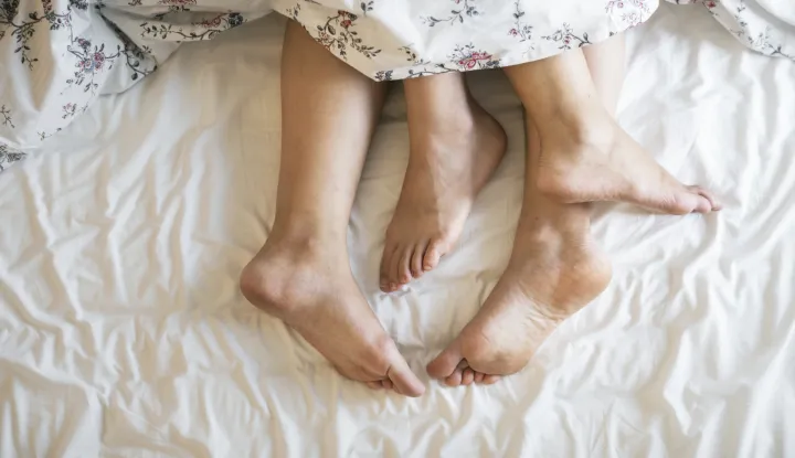 Aerial view of legs on bednoge krevet seks sex par ljubav ilustracija freepik