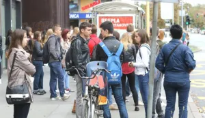 OSIJEK, 28. 09. 2015, ULIC HRVATSKE REPUBLIKE, AUTOBUSNO STAJALITE, UČENICI, STUDENTI, GRAĐANI, GPP, SLOBODNJAK.snimio GOJKO MITIĆ