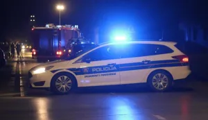 Osijek, 10. 04. 2021, Retfala, Kolodvorska ulica, pozar na obiteljskoj kuci. Intervencija, vatrogasci, policija.snimio GOJKO MITIC 