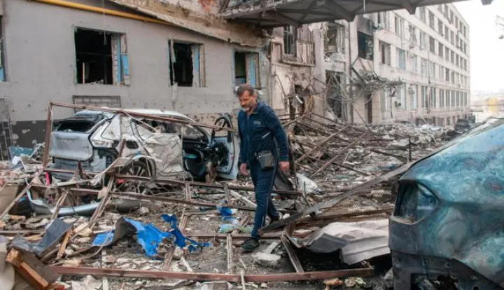 Harkiv, Ukrajina, 16.04.2022. - Stanovnik grada na jednoj od ulica uni&scaron;tenih nakon udara ruske rakete R-500 "Kalibar" u Harkivu. U toku je invazija Rusije na Ukrajinu. foto (kf) Mykola Kalyeniak/PAP