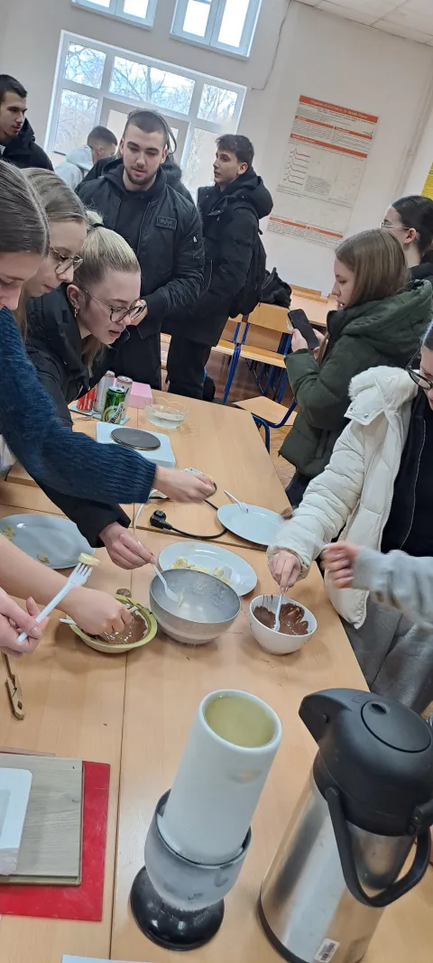 Dani otvorenih vrata Sveučili&scaron;ta Josipa Jurja Strossmayera: Srednjo&scaron;kolci zavirili u svijet fizike, pozvani da ju studiraju