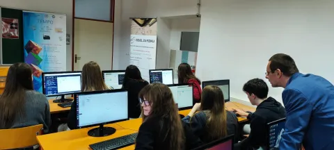 Dani otvorenih vrata Sveučili&scaron;ta Josipa Jurja Strossmayera: Srednjo&scaron;kolci zavirili u svijet fizike, pozvani da ju studiraju