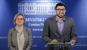 Zagreb, 24.02.2026. - Zastupnik Marin Živković održao je konferenciju za medije s temom "Vladin Prijedlog zakona o priu&scaron;tivom stanovanju".Na fotografiji Sandra Benčić, Marin Živković.foto HINA/ Edvard &Scaron;U&Scaron;AK