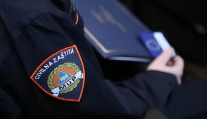 Zagreb, 24.02.2026 - Svečano uručivanje certifikata pripadnicima hrvatskog modula za speleolo&scaron;ko traganje i spa&scaron;avanje CaveSAR &ndash; prvog hrvatskog certificiranog modula. Certifikate i službene bedževe pripadnicima modula uručiio je potpredsjednik Vlade i ministar unutarnjih poslova Davor Božinović, čime je obilježena uspje&scaron;na certifikacija CaveSAR modula u okviru Mehanizma Unije za civilnu za&scaron;titu. Na fotografiji Civilna za&scaron;tita logo.foto HINA/ Denis CERIĆ /dc