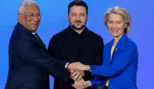 TOPSHOT - European Council President Antonio Costa (L), Ukraine's President Volodymyr Zelensky (C) and the President of the European Commission Ursula von der Leyen (R) posing for a photo during a press conference in Kyiv on February 24, 2026, as Ukraine marks the fourth anniversary of Russia's invasion. EU chief Ursula von der Leyen said on February 24, 2026 the bloc would make good on a 90-billion-euro (6-billion) loan for Ukraine despite the Kremlin-friendly leader of Hungary, Viktor Orban, blocking the measure. (Photo by Tetiana DZHAFAROVA/AFP)