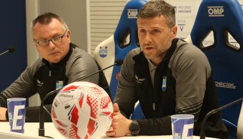 Osijek, 24. 02. 2026, Opus Arena, Press konferencija NK Osijek, predstavljanje novog trenera, Tomislava Radotića. Mario Mihić, Tomislav Radotić, snimio GOJKO MITIĆ