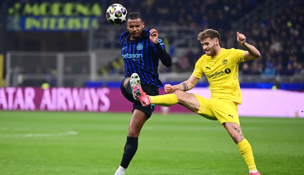 Inter Milan's Swiss defender #25 Manuel Akanji (L) and Bodo/Glimt's Norwegian forward #11 Ole Didrik Blomberg fight for the ball during the UEFA Champions League second-leg play-off football match between Inter Milan and Bodo/Glimt at San Siro stadium in Milan, northern Italy, on February 24, 2026. (Photo by PIERO CRUCIATTI/AFP)