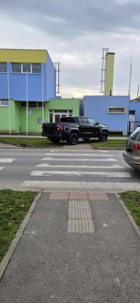 Bahati vozači parkiraju gdje god hoće i nije ih briga