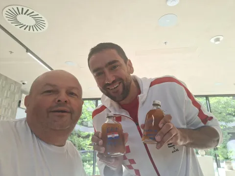 Krv je dao 94 puta, navija za NK Osijek, lovac je na &ldquo;selfije&rdquo;. Skupio ih je vi&scaron;e od 500!