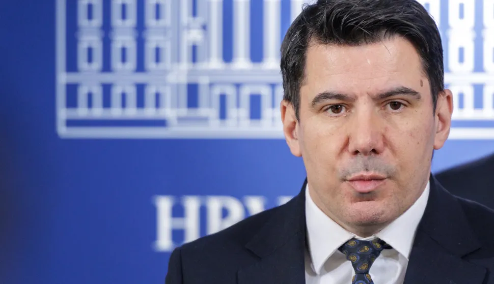 Zagreb, 25.02.2026. - Saborski zastupnik i predsjednik Mosta, Nikola Grmoja i gradska vijećnica Mosta u Rijeci, Petra Mandić održali su konferenciju za medije s temom "Pravne i etičke dvojbe surogat-majčinstva u Hrvatskoj".Na fotografiji Nikola Grmoja.foto HINA/ Edvard &Scaron;U&Scaron;AK