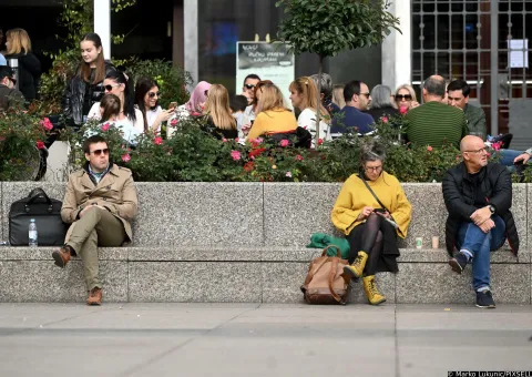 13.11.2022., Zagreb - Lijepo vrijeme u gradu, gradjani iskoristili za ispijanje kave na suncu i setnju gradom.  Photo: Marko Lukunic/PIXSELL