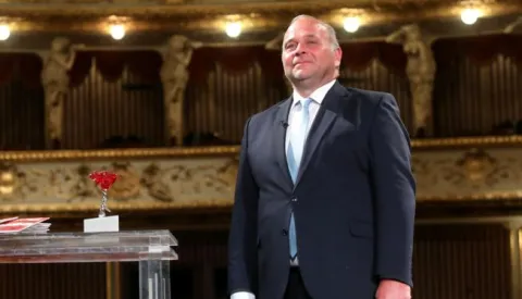 28.04.2020., Zagreb - Dodjela Vecernjakove ruze za 2019. godinu, najvaznije i najstarije medijske nagrade u Hrvatskoj odrzana je i ove godine na dosad nevidjeni nacin. Zbog pandemije koronavirusom odrzana je u Hrvatskom narodnom kazalistu bez gostiju, nominiranih i publike. Nominirani, dobitnici prezenteri javljali su se videovezom iz svojih domova, a u HNK su bili samo voditelji te ekipa HRT-a koja je radila prijenos. Glavni ravnatelj HRT-a Kazimir BacicPhoto: Boris Scitar/Vecernji list/PIXSELL