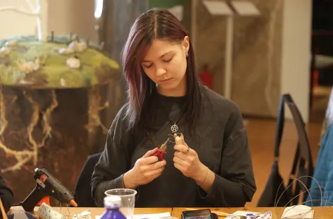 Osijek, 26. 02. 2026., Muzej Slavonije, radionica, 60+, Svjetlo i sjena u letu leptira, lutkarstvo, lutke, lutke sa mehanizmom, tema - leptir, Vanessa - studentica AUKOS SNIMIO BRUNO JOBST