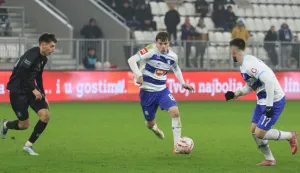 Osijek, 13. 12. 2025, Opus Arena, nogomet, Osijek - Gorica, SuperSport HNL 25/26. &Scaron;imun Mikolćić (8) i Arnel Jakupović (17).snimo GOJKO MITIĆ