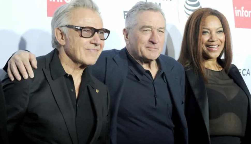 epa05271386 US actors Harvey Keitel (L) and Robert De Niro (C), and De Niro's wife, Grace Hightower, arrive for the 40th anniversary screening of 'Taxi Driver' as part of the Tribeca Film Festival at the Beacon Theater in New York, New York, USA, 21 April 2016. EPA/STRINGER------MOZAIK, 3 stupca