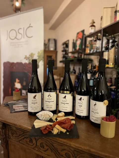 ZMAJEVAC/ŽMINJDa se baranjska vina i istarski sirevi itekako dobro mogu sljubiti uvjerili su se&nbsp;gosti vinskog bara &Scaron;injorina u istarskom Žminju.veljača 2026.