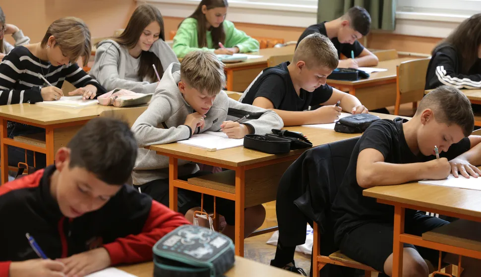 Osijek, 08. 09. 2025., O&Scaron; Vijenac, prvi dan &scaron;kole, učenici, učenik, &scaron;kolarci, &scaron;kolarac, prva&scaron;ić, prva&scaron;ići, početak &scaron;kolske godine; &scaron;kolska godina 2025/26, učenje; pisanje; &scaron;kolska klupa; učionica, razredSNIMIO BRUNO JOBST