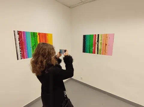 U Galeriji Knifer u Osijeku u četvrtak je otvorena izložba vizualnog osječkog umjetnika Marka Pa&scaron;alića pod nazivom "unutarnje ti&scaron;ine" 