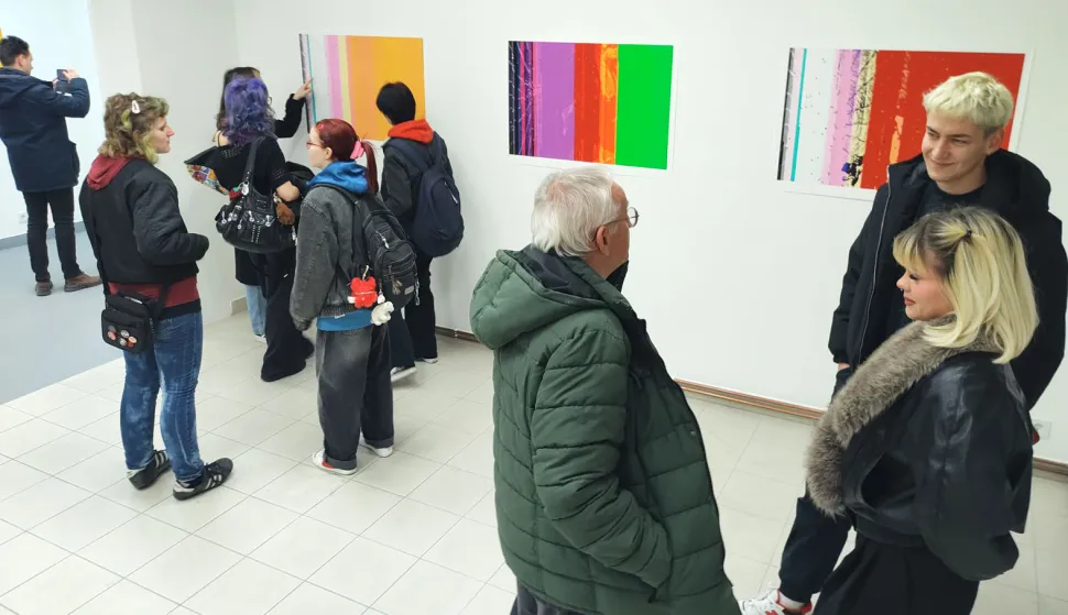 U Galeriji Knifer u Osijeku u četvrtak je otvorena izložba vizualnog osječkog umjetnika Marka Pa&scaron;alića pod nazivom "unutarnje ti&scaron;ine" 