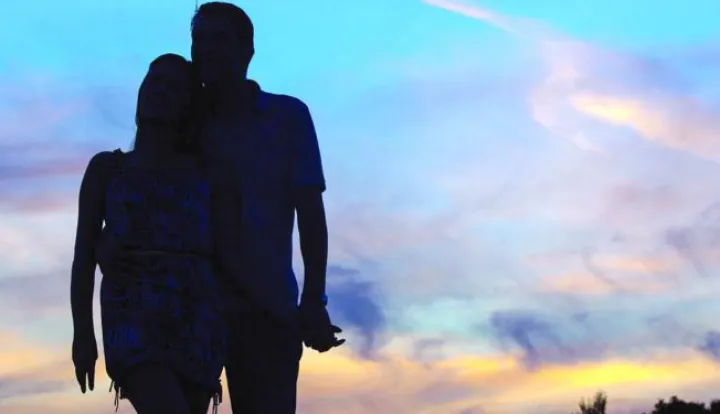 Zagreb, 04.09.2013 - Hrvati su najaktivniji ljubavnici na svijetu s prosječno 11 partnerica, a na začelju su Indijci s prosječno tri partnerice, prenijeli su u srijedu mediji pozivajući se na istraivanje indijskog izdanja časopisa Men's Health. Arhivska fotografija, ilustracija od 29.06.2007. godine prikazuje dvoje zaljubljenih u sumrak.foto FaH/ Damir SENČAR /ds