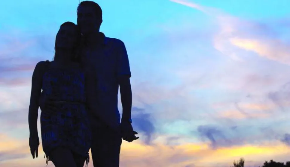 Zagreb, 04.09.2013 - Hrvati su najaktivniji ljubavnici na svijetu s prosječno 11 partnerica, a na začelju su Indijci s prosječno tri partnerice, prenijeli su u srijedu mediji pozivajući se na istraivanje indijskog izdanja časopisa Men's Health. Arhivska fotografija, ilustracija od 29.06.2007. godine prikazuje dvoje zaljubljenih u sumrak.foto FaH/ Damir SENČAR /ds