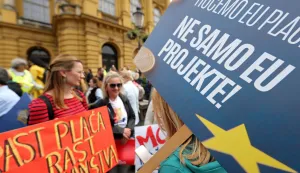 Zagreb, 09.05.2025. - Prosvjed u organizaciji tri obrazovna sindikata: &Scaron;kolski sindikat Preporod, Nezavisni sindikat srednjih &scaron;kola i Nezavisni sindikat znanosti i obrazovanja na Trgu bana Josipa Jelačića. Okupljanje prosvjednika i iskrcaj iz autobusa započelo je oko 13 sati na Trgu Republike Hrvatske, pored HNK. Prosvjedna povorka krenula je Frankopanskom ulicom i Ilicom prema Trgu bana Jelačića. foto HINA/ Damir SENČAR/ tm