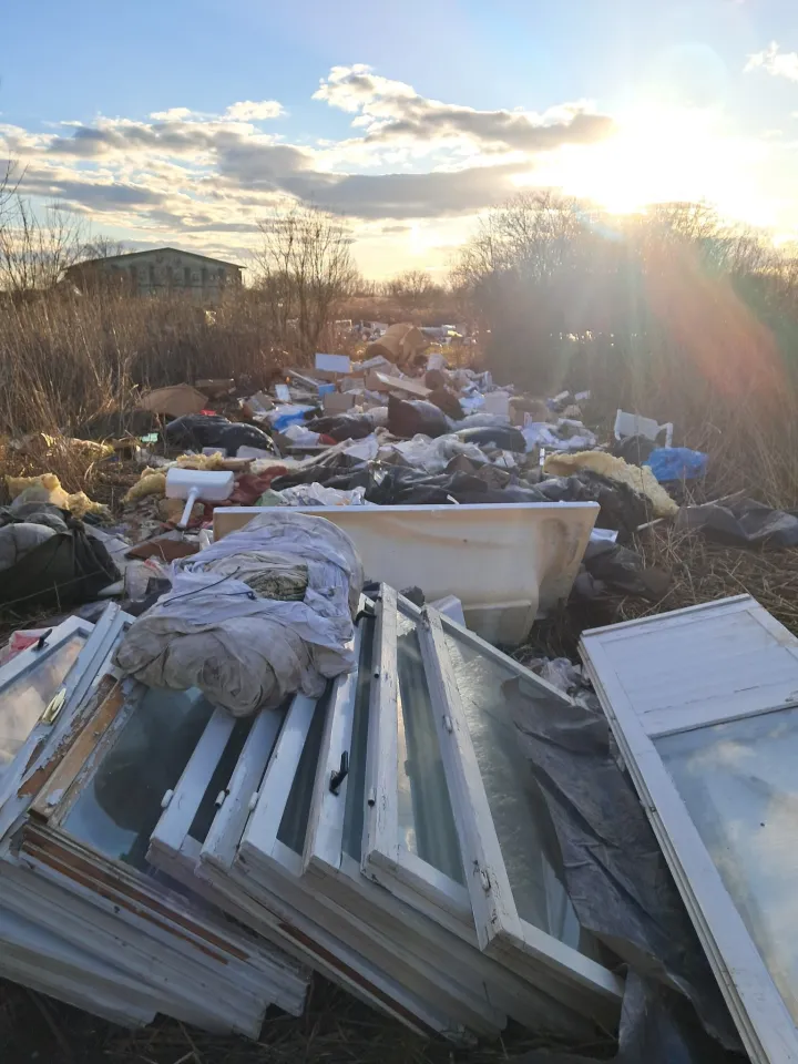Hrpe smeća istovarene uz &Scaron;ećeransko jezero. Belomanastirci ogorčeni: Sramota. To su pravi domoljubi i Hrvatine
