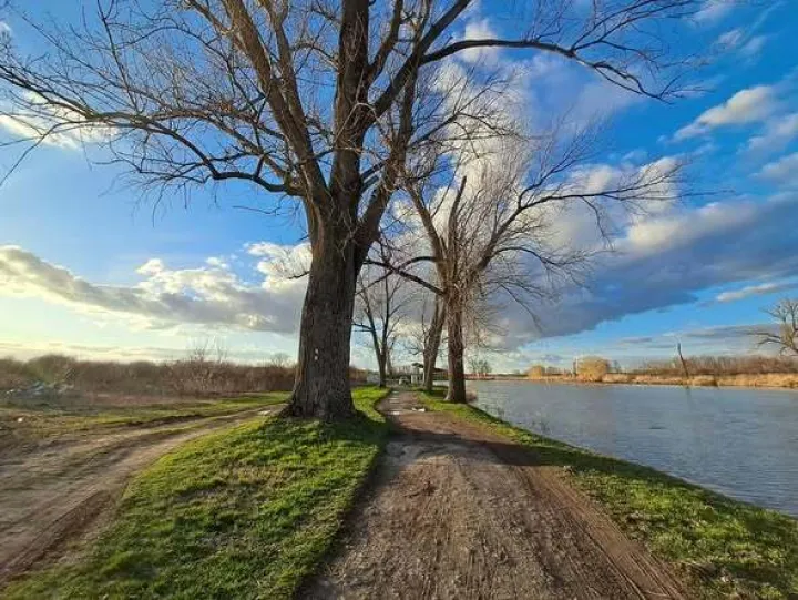 Hrpe smeća istovarene uz &Scaron;ećeransko jezero. Belomanastirci ogorčeni: Sramota. To su pravi domoljubi i Hrvatine