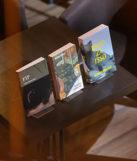 Osijek, 27. 2. 2026., Promocija tri romana, Ivan Zrinu&scaron;ić, Matko Sr&scaron;en, Robert Peri&scaron;ić - Magis Ivan Zrinu&scaron;ić; Matko Sr&scaron;en; Robert Peri&scaron;ić; Ivan Sr&scaron;en; romani; promocija; autori; pisci