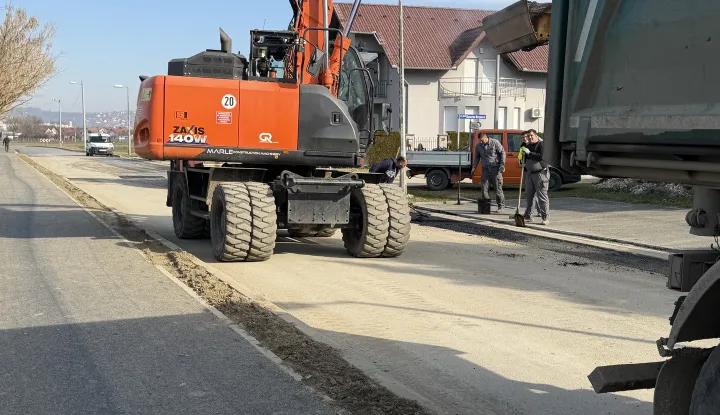 SLAVONSKI BRODU Slavonskom Brodu vidljivi su konkretni pomaci u izgradnji pje&scaron;ačko-biciklističke infrastrukture. Radovi su zahvatili vi&scaron;e ulica, a među njima i Zvonimirovu, Franje Supila, Franje Marinića, Pavla &Scaron;ubića i Branimirovu.veljača 2026.