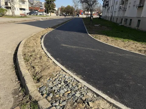 SLAVONSKI BRODU Slavonskom Brodu vidljivi su konkretni pomaci u izgradnji pje&scaron;ačko-biciklističke infrastrukture. Radovi su zahvatili vi&scaron;e ulica, a među njima i Zvonimirovu, Franje Supila, Franje Marinića, Pavla &Scaron;ubića i Branimirovu.veljača 2026.
