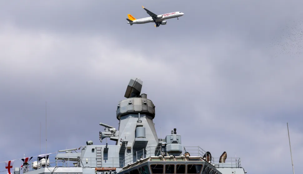 A Pegasus Airlines passenger plane flies over the TCG Anadolu, Turkey's first amphibious assault ship, docked at the Naval Shipyard Command in Istanbul, Turkey, August 29, 2025. REUTERS/Murad Sezer Photo: MURAD SEZER/REUTERS