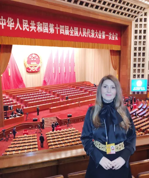 MAGAZIN INA KINAIna_Stasevic_u_Velikoj_dvorani_naroda_na_Tiananmenskom_trgu_u_Pekingu