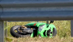 OSIJEK, 09. 06. 2017, POROMETNA NESREĆA U KOJOJ JE POGINUO MOTOCIKLISTA. KAWASAKI ZX- R6, NINJA 636. JUNA OBILAZNICA, SJEVENIN KOLNIČKI TRAK, KOD METROA, IZMEĐU KRIANJA TRPIMIROVE I VINKOVAČKE. POLICIJA, UVIĐAJ, VATROGSCI.snimio GOJKO MITIĆ