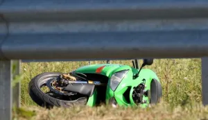 OSIJEK, 09. 06. 2017, POROMETNA NESREĆA U KOJOJ JE POGINUO MOTOCIKLISTA. KAWASAKI ZX- R6, NINJA 636. JUNA OBILAZNICA, SJEVENIN KOLNIČKI TRAK, KOD METROA, IZMEĐU KRIANJA TRPIMIROVE I VINKOVAČKE. POLICIJA, UVIĐAJ, VATROGSCI.snimio GOJKO MITIĆ