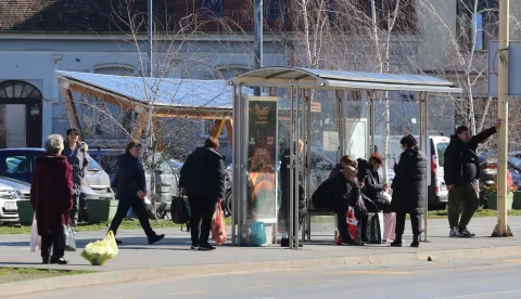 Osijek, 25. 02. 2026, Autobusno stajali&scaron;te and Gajevom trgu. Građani čekaju autobus. Slobodnjak, ilustracija.snimio GOJKO MITIĆ