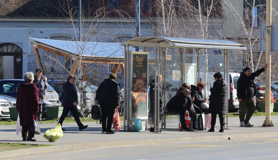 Osijek, 25. 02. 2026, Autobusno stajali&scaron;te and Gajevom trgu. Građani čekaju autobus. Slobodnjak, ilustracija.snimio GOJKO MITIĆ