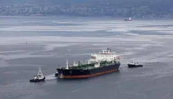 28.09.2019., Omisalj- Uplovljavanje 240 metarskog tankera Albanel natovareneg sirovom naftom na vezove Janafa u omisaljskoj luci. Tankeru su u pristajanju na vez naftnog terminala Janafa pomagala cetiri remorkera.Photo: Boris Scitar/Vecernji list/PIXSELL