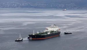 28.09.2019., Omisalj- Uplovljavanje 240 metarskog tankera Albanel natovareneg sirovom naftom na vezove Janafa u omisaljskoj luci. Tankeru su u pristajanju na vez naftnog terminala Janafa pomagala cetiri remorkera.Photo: Boris Scitar/Vecernji list/PIXSELL