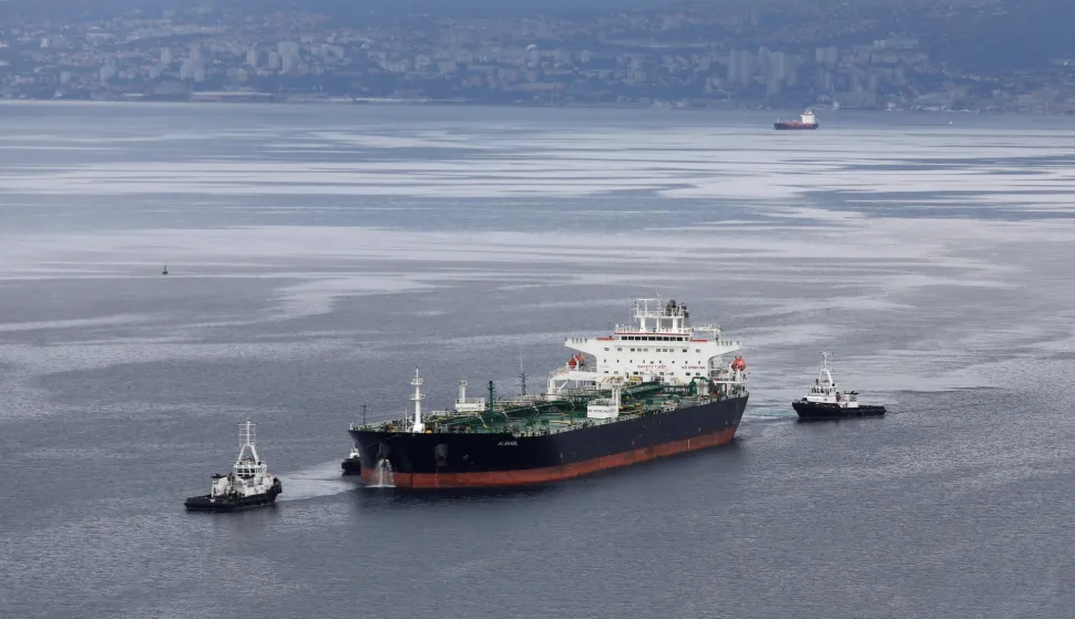 28.09.2019., Omisalj- Uplovljavanje 240 metarskog tankera Albanel natovareneg sirovom naftom na vezove Janafa u omisaljskoj luci. Tankeru su u pristajanju na vez naftnog terminala Janafa pomagala cetiri remorkera.Photo: Boris Scitar/Vecernji list/PIXSELL