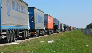 23.09.2015., Bajakovo - Kamionske guzve na granicnom prijelazu Bajakovo iz sata u sat sve su vece. Dio prometa preusmjerava se kod Zupanje prema Brckom (BiH). Vozaci su nervozni, a neki cekaju vec danima. Vozaci tvrde da se u pojedinim kamionima roba pocela kvariti. Photo: Ivica Galovic/PIXSELL------kolor 4x novosti